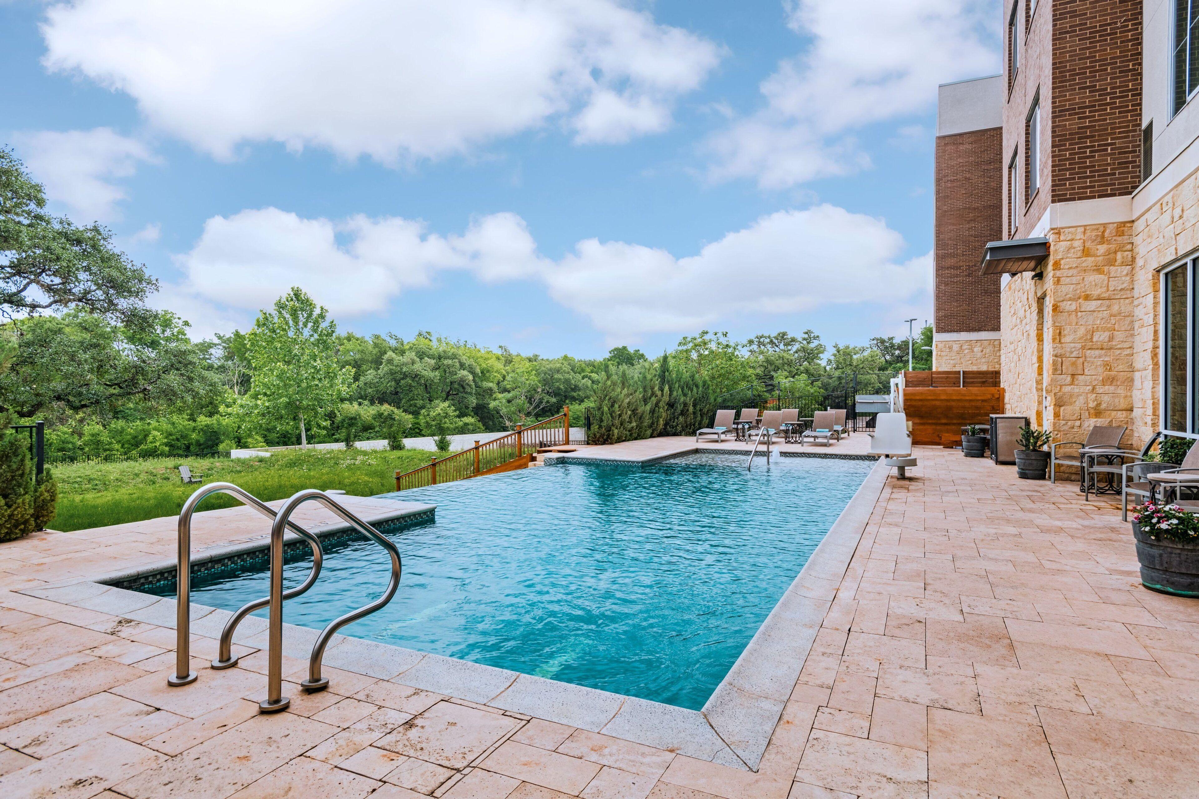 4 Hotels Near Treaty Oak Austin That Couples Actually Book