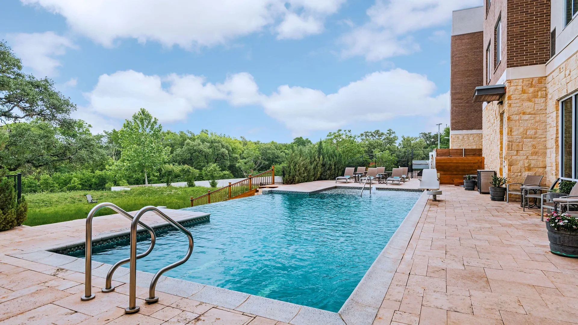 4 Hotels Near Treaty Oak Austin That Couples Actually Book