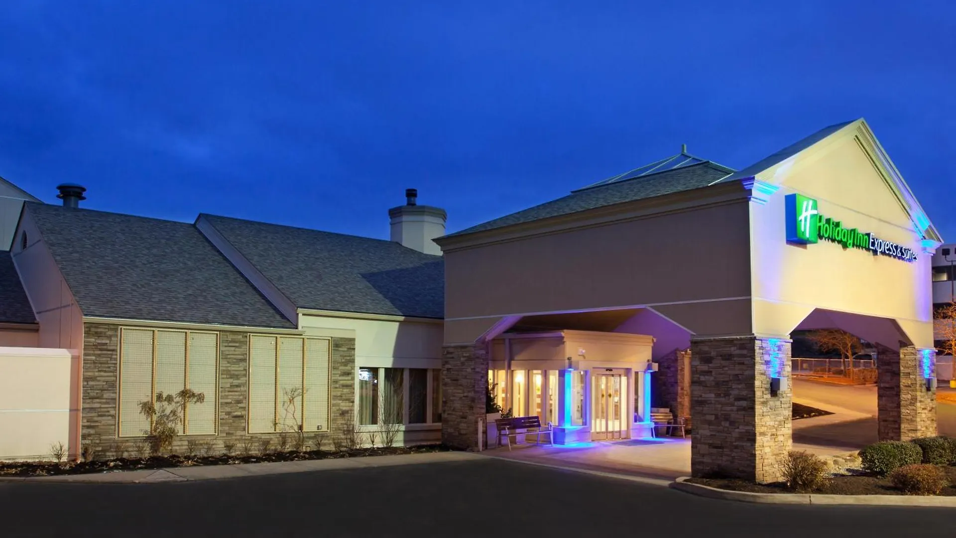 Where to Stay Near The Mall at Robinson: 6 Best Business Hotels